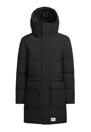 Zwarte pufferjas met een capuchon, voorzien van een ritsluiting aan de voorkant, twee grote voorkruiken en verstelbare trektouwen voor warmte en pasvorm.