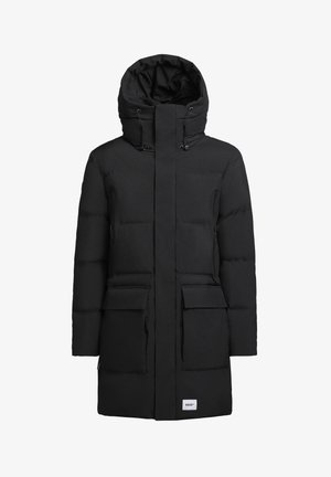 Zwarte pufferjas met een capuchon, voorzien van een ritsluiting aan de voorkant, twee grote voorkruiken en verstelbare trektouwen voor warmte en pasvorm.