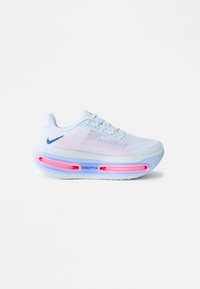 Ανοιχτό μπλε αθλητικό παπούτσι Nike με φωτιζόμενη ροζ μεσαία σόλα ZoomX και μπλε σκούρο λογότυπο Swoosh σε λευκό φόντο.