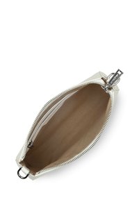 Weiße Ledertasche mit silbernem Reißverschluss, innen mit hellem, beige Stoff ausgekleidet, mit Schlüsselanhänger und minimalistischem Design.