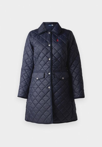 Jūras spēku krāsas quiltēts mētelis ar klasisku apkakli, metāla pogām, divām priekšējām kabatām un nelielu logotipu uz krūts.