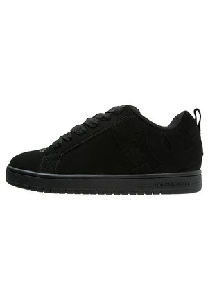 Sort lavtop sneakers med snørebånd, polstret krave og diskret branding på siden og sålen, set fra ydersiden.