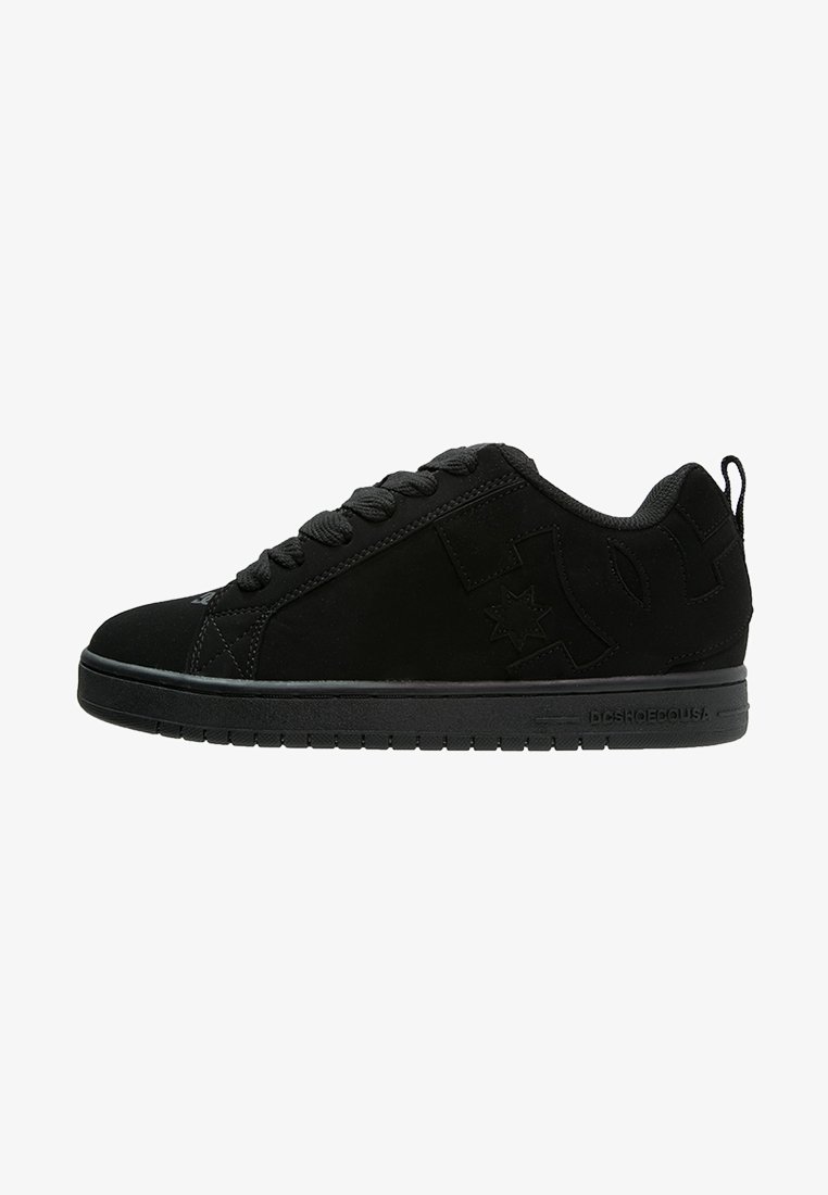Baskets basses noires avec lacets, col matelassé et marquage subtil sur le côté et la semelle, vues de l'extérieur.