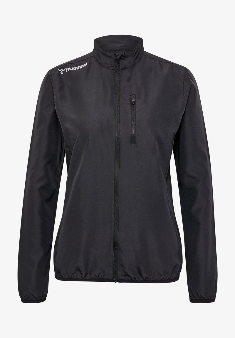 Sort vindjakke lavet af glat, letvægtigt stof. Har en ståkrave, fuld lynlås og en lynlåslomme på brystet.