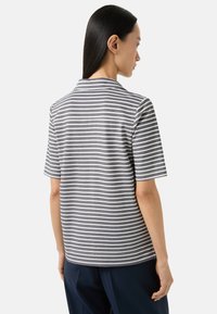 Grijs polo shirt met korte mouwen en witte horizontale strepen, voorzien van een kraag, een gladde textuur en een ontspannen pasvorm.