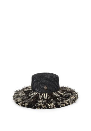 Zwarte geweven strohoed met een platte bovenkant en een brede, rafelige rand met zwarte en natuurlijke beige vezels.
