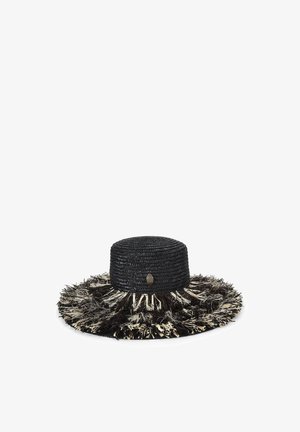 Cappello nero in paglia intrecciata con cima piatta e ampia tesa sfrangiata, caratterizzata da fibre nere e beige naturali.