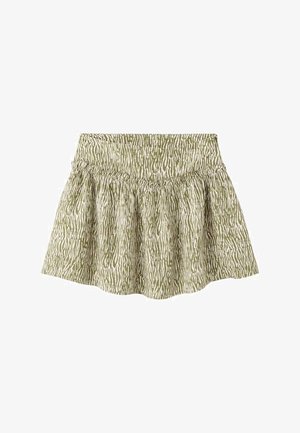 Grøn nederdel med hvidt lodret stribemønster, rynket linning og udvidet silhuet. Stoffet virker let og tekstureret.