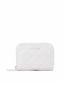 Portafoglio bianco trapuntato in pelle sintetica con zip color oro e nome del marchio impresso. Design compatto adatto per carte e monete.