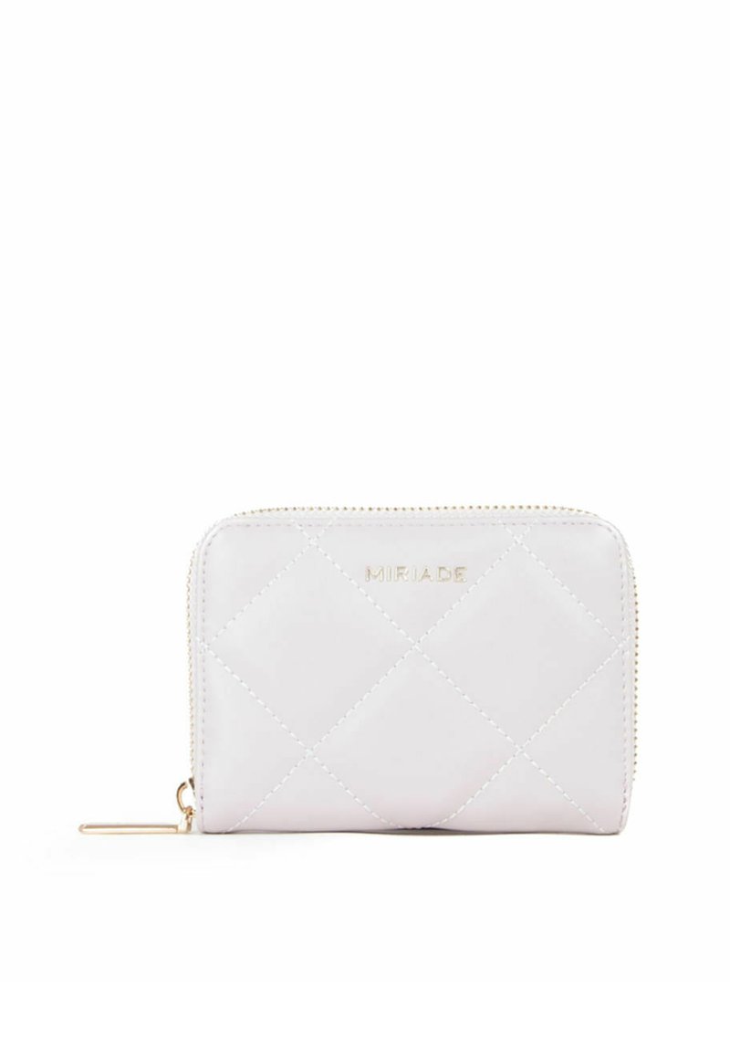 Portafoglio bianco trapuntato in pelle sintetica con zip color oro e nome del marchio impresso. Design compatto adatto per carte e monete.