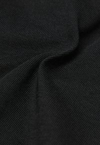 Czarna teksturowana tkanina o drobnym splocie, prezentująca gładką powierzchnię i subtelny połysk. Materiał wydaje się elastyczny i lekki.