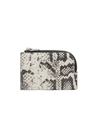 Portfel z czarno-białym wzorem wężowej skóry wykonany ze sztucznej skóry, wyposażony w zamek błyskawiczny oraz smukły kształt z wytłoczonym logo na przodzie.