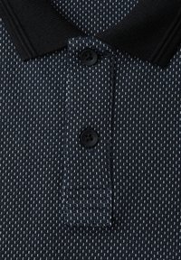 Marineblaues Poloshirt mit strukturiertem Muster, schwarzem Kragen und drei Knöpfen an der Knopfleiste. Verziert mit kleinen weißen geometrischen Formen.