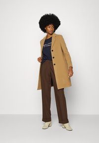 Marc O'Polo ROUND NECK - T-shirt estampada - deep blue sea