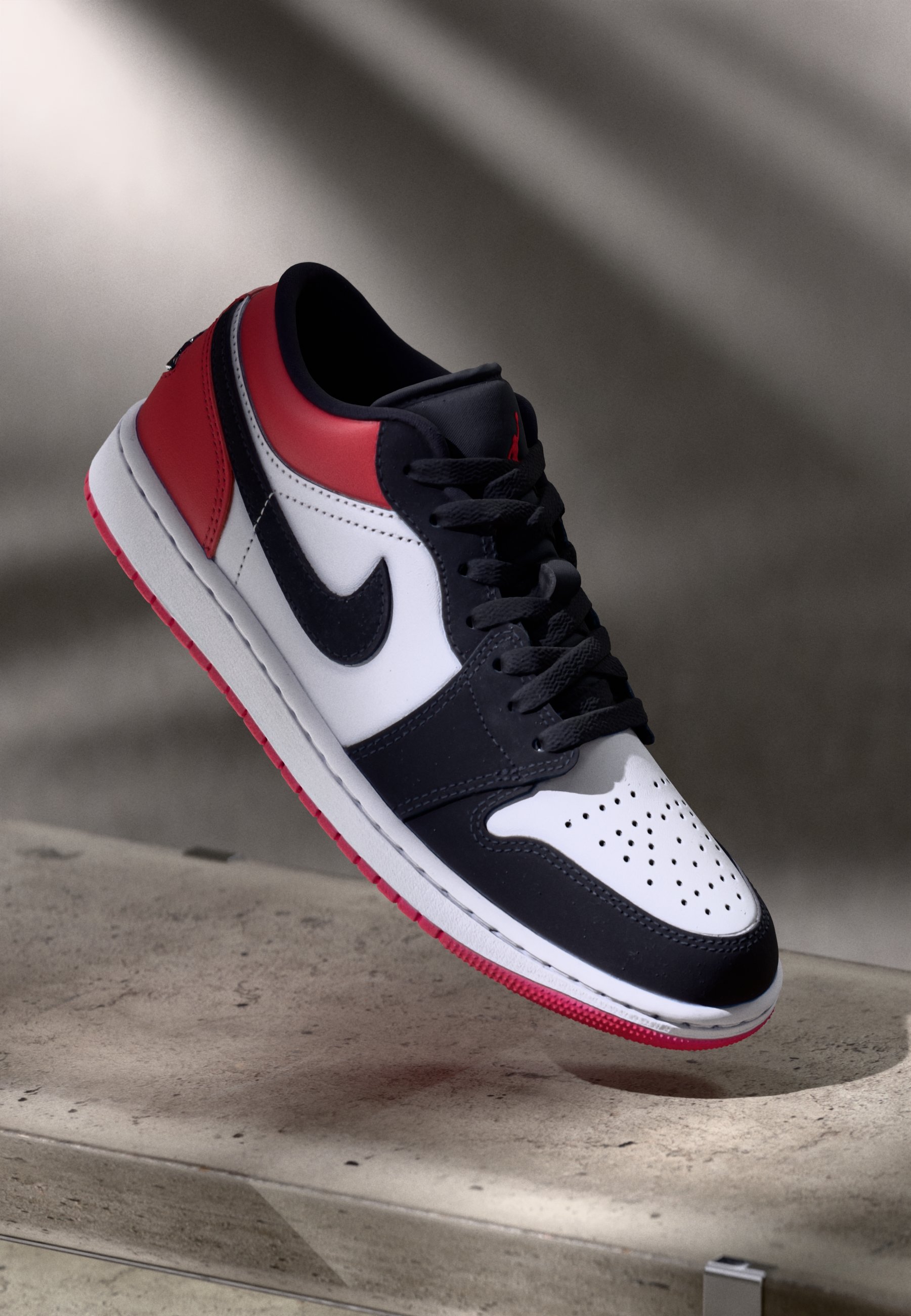 Air Jordan 1 Low (Black, white, red)
