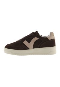 Sneaker in suede marrone con un design a zigzag beige, lacci sulla parte anteriore, suola bianca e discreto logo sulla parte posteriore.