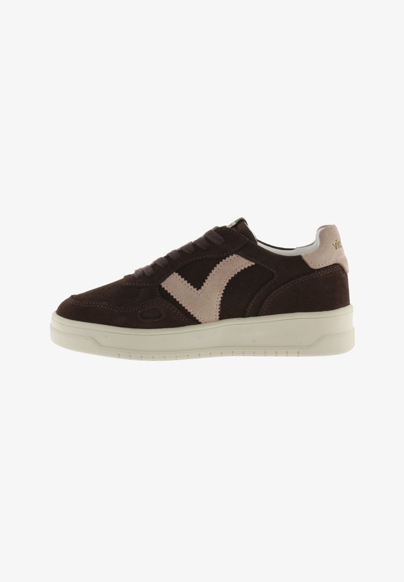 Sneaker in suede marrone con un design a zigzag beige, lacci sulla parte anteriore, suola bianca e discreto logo sulla parte posteriore.