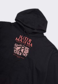 Felpa nera con cappuccio caratterizzata da una grande stampa grafica rosa con il testo "MOSTRA DI SCULTURE JUTER MAXIMA" e un'immagine di opere scultoree.