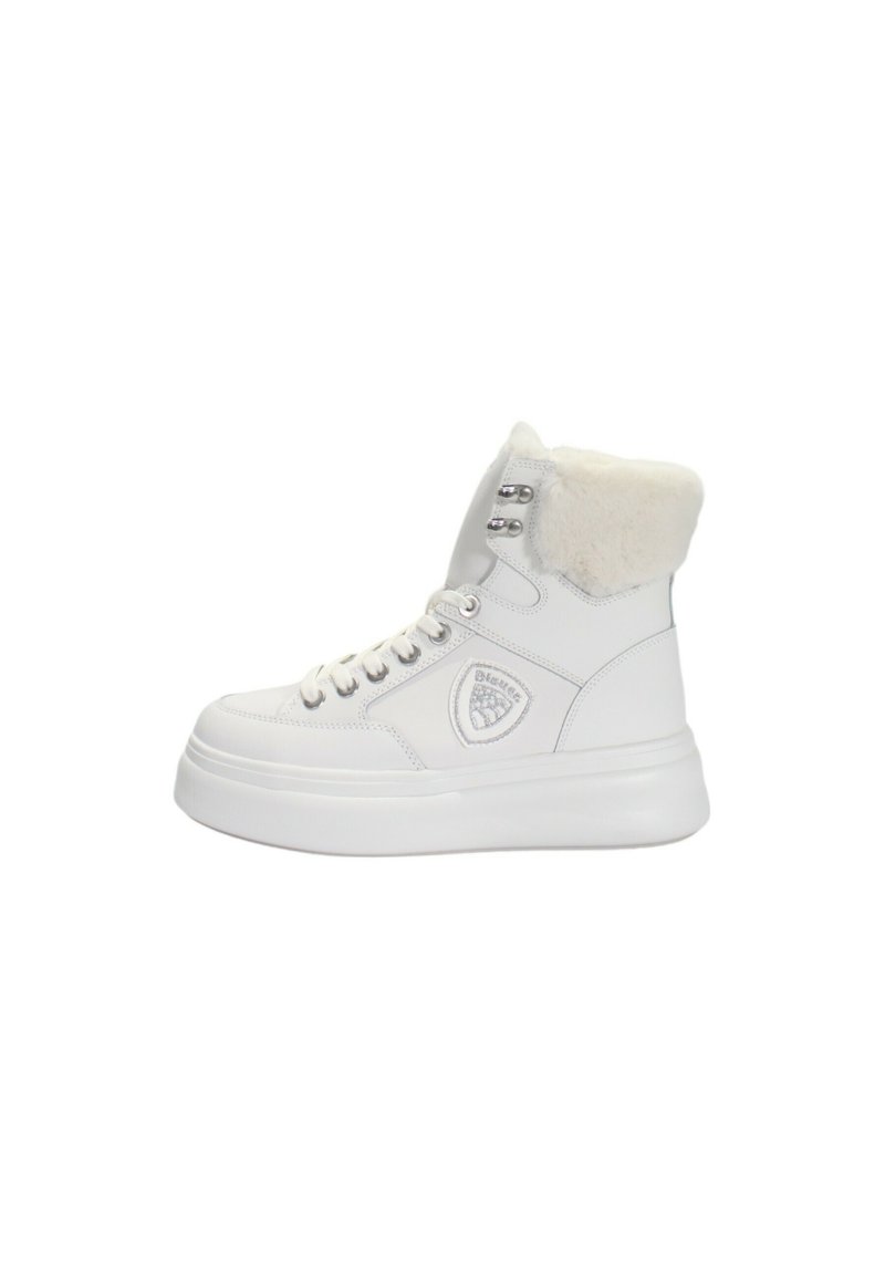 Sneaker alte bianche con colletto in pelliccia sintetica, suola piatta robusta, cuciture ton sur ton e dettagli in metallo argentato sui lacci e sul logo.