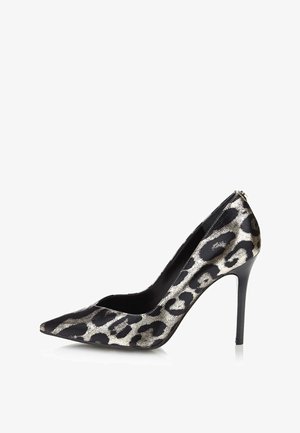Chaussure à talons aiguilles noire avec un bout pointu et un motif léopard argent métallique brillant.
