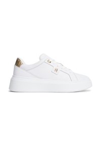 Λευκό sneaker χαμηλής κοπής με παχύ πέλμα, λευκά κορδόνια, χρυσά κορδόνια, μικρό χρυσό λογότυπο και μπεζ μοτίβο από δέρμα φιδιού στη φτέρνα.
