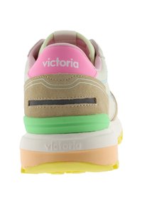 Vista trasera de una zapatilla Victoria multicolor con ante beige, lengüeta en el talón rosa, media suela verde y suela exterior amarilla.