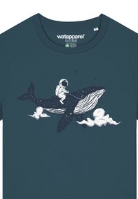 Türkisfarbenes T-Shirt mit einem grafischen Design, das einen Wal und einen Astronauten zeigt, beide in Weiß vor einem sternenübersäten Hintergrund mit Wolken illustriert.