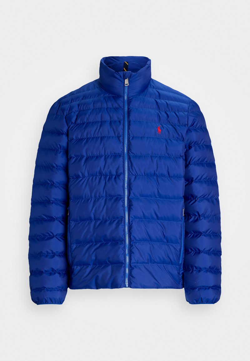 Blauer Daunenjacke mit hohem Kragen, horizontalen Steppnähten und Reißverschluss. Verfügt über ein kleines rotes Logo auf der Brust und elastische Bündchen.