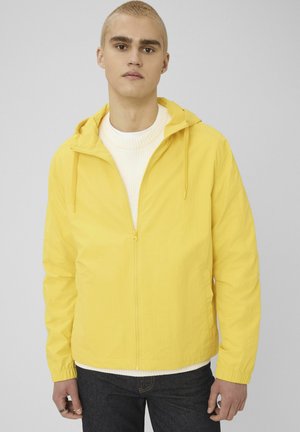 À CAPUCHE - Veste coupe-vent - jaune