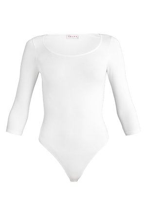 Bodysuit blanco de manga larga con escote en forma de barco y corte ceñido. Textura suave y diseño sin costuras, que presenta un corte de tanga en la parte inferior.
