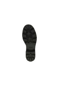 Suola nera di stivale con profonde scanalature, motivi a forma di trifoglio e il marchio "GUESS" impresso al centro.