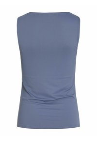 Top sem mangas em tecido azul claro sólido, apresentando uma silhueta ajustada com textura suave e sem costuras ou detalhes de hardware visíveis.