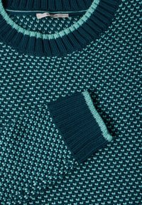 Pullover en tricot teal avec un motif texturé, doté d'un col et de poignets côtelés en teal plus clair. Étiquette visible à l'intérieur du col.