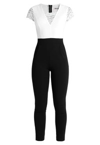 Černý overal s outfitem, krátkými krajkovými rukávy, bílým výstřihem do V na horní části a zipem na zádech. Hladká textura po celé ploše.