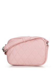 Borsa a tracolla sintetica rosa trapuntata con forma rettangolare, tracolla regolabile e dettagli in metallo argentato. Texture liscia, design semplice.