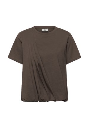 Smeđa majica kratkih rukava s detaljem skupljenog materijala koji se dijagonalno spušta preko prednje strane i okruglim izrezom na vratu.