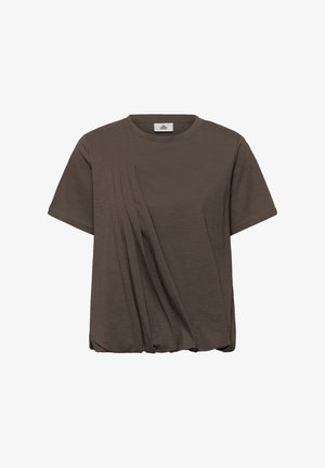 Smeđa majica kratkih rukava s detaljem skupljenog materijala koji se dijagonalno spušta preko prednje strane i okruglim izrezom na vratu.