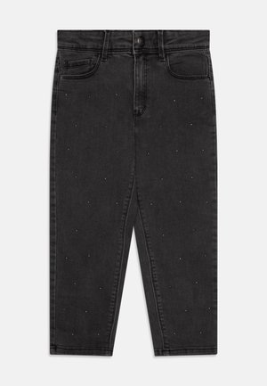 Jean en denim noir avec de petites clous argentés éparpillés, poches avant, passants de ceinture et fermeture par bouton, présenté à plat sur fond blanc.