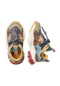 Pár barevných dětských tenisek z kombinovaných materiálů, nastavitelné šedé elastické tkaničky, žlutý polstrovaný límec a robustní bílé podrážky s červeným vzorkem.