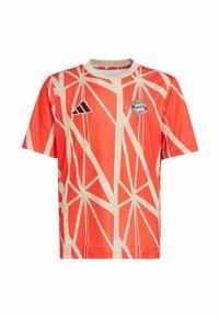 Jersey corto rojo de manga corta con patrones geométricos abstractos en blanco; presenta un cuello redondo, el logo de Adidas y el emblema del FC Bayern de Múnich.