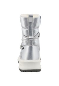 Botă de iarnă argintie, căptușită, cu un exterior neted, căptușeală din blană sintetică albă și talpă flexibilă din cauciuc. Include o bandă de prindere la spate și șireturi.