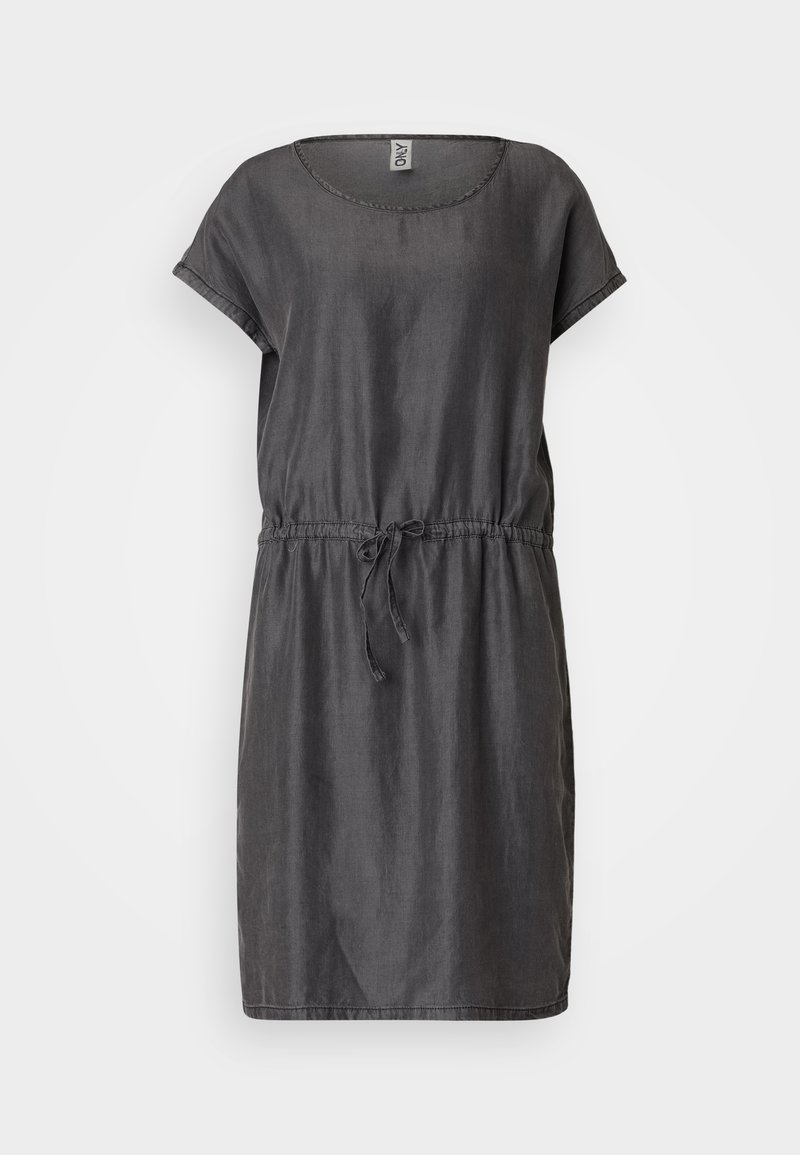 Robe grise à manches courtes en tissu doux, avec un col rond, une taille à cordon de serrage et une coupe décontractée. Design simple sans embellissements.