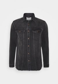 Chaqueta de mezclilla negra con mangas largas, cierre de botones, dos bolsillos en el pecho y detalle de dobladillo deshilachado. Textura desgastada y costura en contraste.