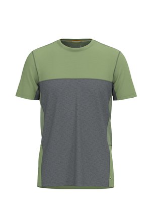 Kortærmet T-shirt med en grøn øverste sektion og en grå nederste sektion. Fremstillet af blødt, åndbart materiale med sidepaneldetaljer.