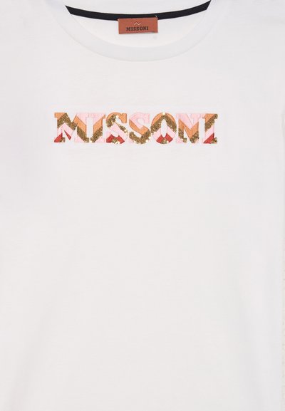 Bela bombažna majica s poudarjenim logotipom "MISSONI" v večbarvnih bleščicah, z odtenki roza, zlato in rjavo.