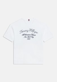 Λευκό t-shirt με κοντά μανίκια και κεντημένο στην πλάτη με καλλιγραφικά το «Tommy Hilfiger All American Classics New York City 1985».