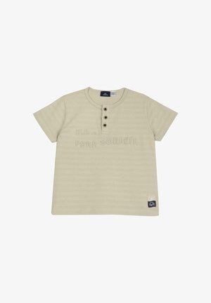 Camiseta de manga corta beige hecha de tela texturizada, con un tapeta de cuatro botones y texto en relieve "PARA SONREÍR" en la parte frontal.