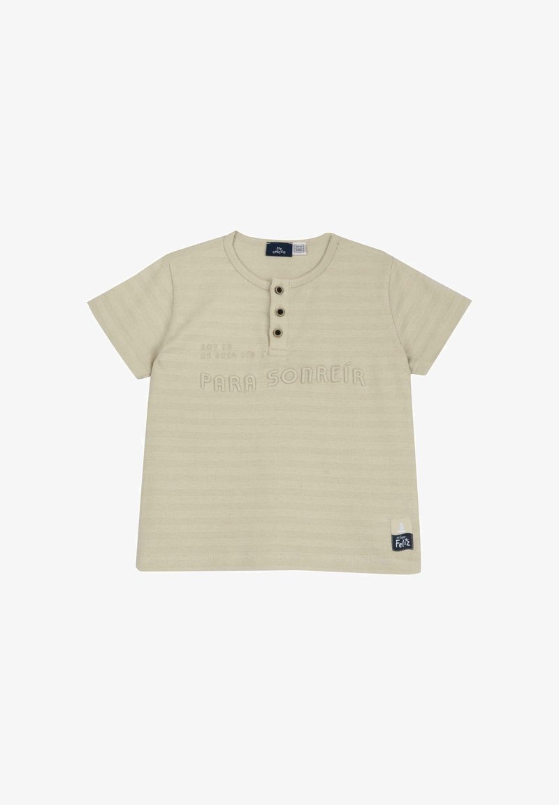 T-shirt en beige à manches courtes en tissu texturé, avec une patte de boutonnage à quatre boutons et le texte en relief "PARA SONREÍR" à l'avant.