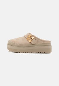 MELLOW PLATFORM MULE - Tagant lahtised kingad - calcare/gold