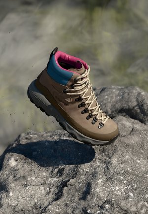 Columbia NEWTON ALPINE PT - Matkajalatsid - wet sand/rosette